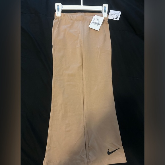 Black and Gold Nike outfit - Picture 5 of 6